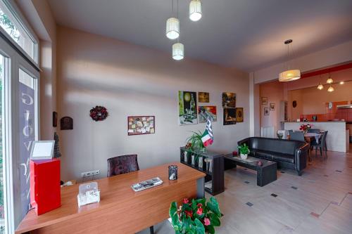 salon z kanapą i stołem w obiekcie Giovanni Mare w mieście Kourouta