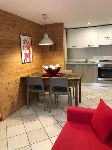 Una cocina y un comedor con mesa y sillas. en Alloggio turistico Maison S Anselme VDA Aosta CIR 0015, en Aosta
