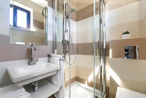 a bathroom with a sink and a shower at Villa Madre Golf & Family in Wisełka