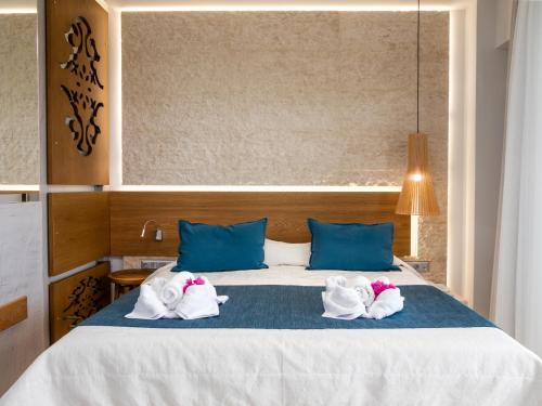 
Een bed of bedden in een kamer bij Marinos Beach Hotel
