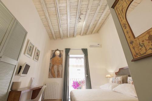 Schlafzimmer mit einem Bett und einem Fenster mit einer Decke in der Unterkunft Camere a Sud in Agrigento