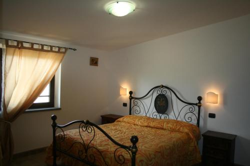 a bedroom with a bed and a window at Agriturismo Colle del Sole in San Martino in Colle