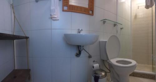 a bathroom with a toilet and a sink at Airport Pousada in Cabo Frio