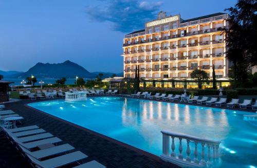 un hotel con piscina di fronte a un edificio di Grand Hotel Bristol a Stresa