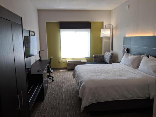 Postel nebo postele na pokoji v ubytování Holiday Inn Express & Suites Charlotte-Concord-I-85 by IHG