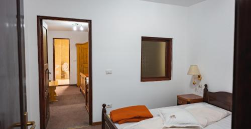 Un pat sau paturi într-o cameră la Pastravaria Ursu