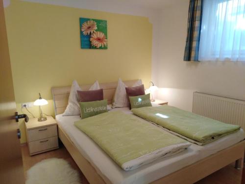 1 dormitorio con 1 cama grande con sábanas verdes en Landhaus Sarah, en Dorfgastein