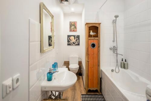 A bathroom at Maironis Apartment