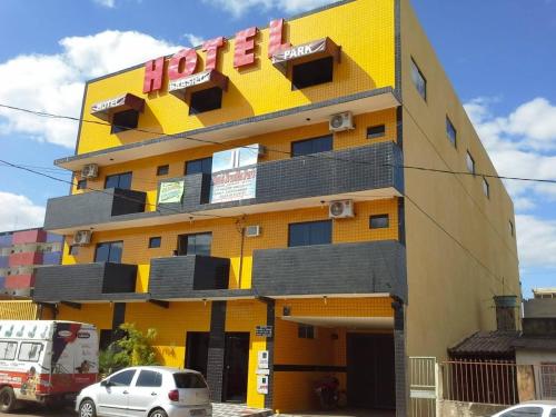 a yellow building with a hotel sign on it at Hotel Brasília Park in Novo Gama