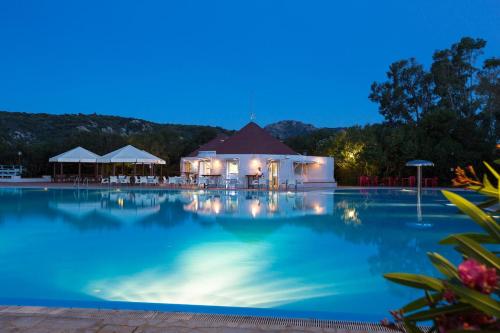 Blick auf den Pool in der Nacht in der Unterkunft Cugnana Porto Rotondo Bungalows - Camping in Cugnana