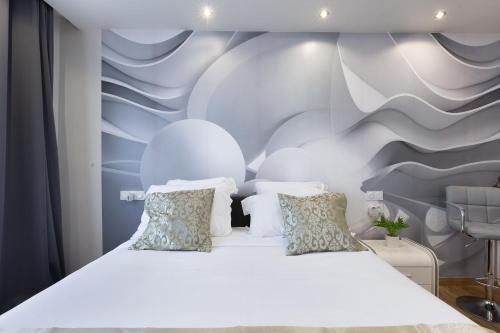 a bedroom with a large white bed with pillows at Mick Appart Toulouse Jean Jaures in Toulouse