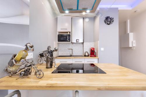 - une cuisine avec un comptoir en bois et un évier dans l'établissement Mick Appart Toulouse Jean Jaures, à Toulouse