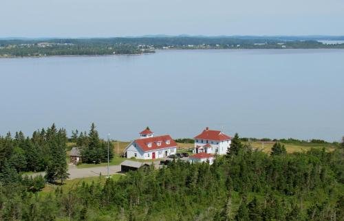 um grupo de casas numa colina ao lado de um lago em West Quoddy Station LLC em Lubec