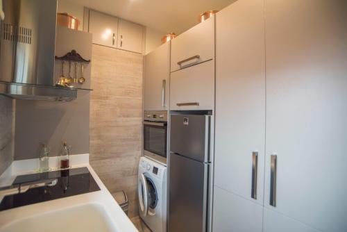 Kuchyňa alebo kuchynka v ubytovaní Eftopia Beachfront 2-bedrooms apartment