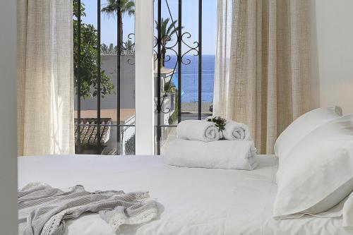 a bedroom with a bed with a view of the ocean at Casa de la playa Alto de el Realengo in La Herradura
