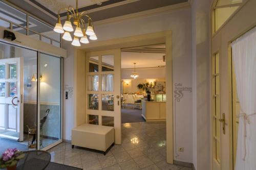 korytarz sklepu ze stołem i żyrandolem w obiekcie Hotel Burghof w mieście Hof