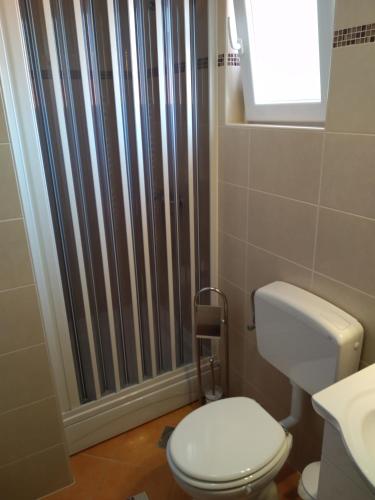 Bilik mandi di Apartments Palit