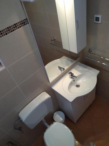 Bilik mandi di Apartments Palit