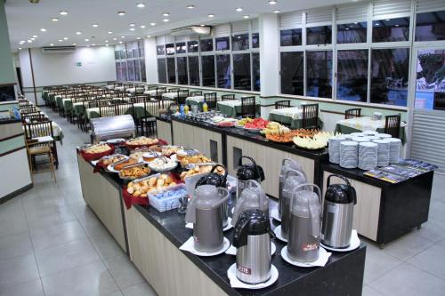 ein Buffet in einem Restaurant mit ausgestellten Speisen in der Unterkunft Hotel Taiyo in Caldas Novas