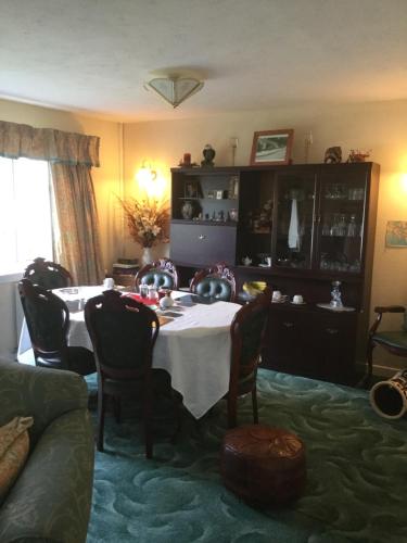 - une salle à manger avec une table et des chaises dans l'établissement Bunillidh, à Drumnadrochit