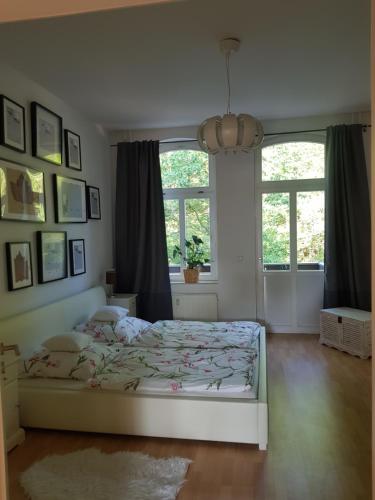 una camera con un letto e due finestre di Fewo Villenviertel a Eisenach