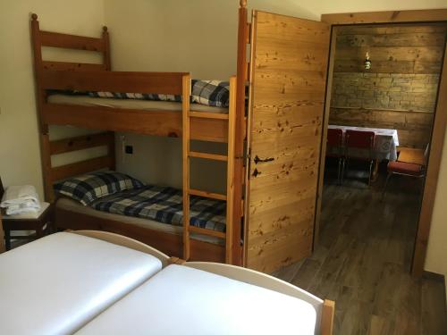 1 Schlafzimmer mit 2 Etagenbetten und einem Schrank in der Unterkunft il Finferlo in Bellamonte