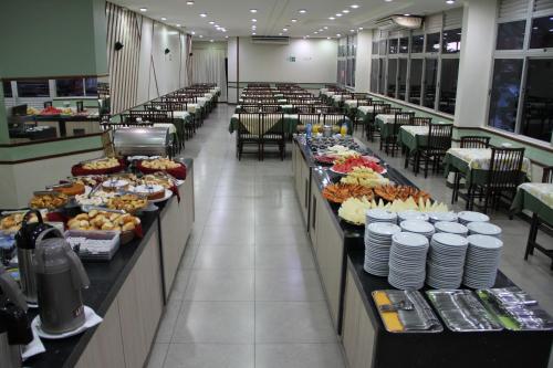 ein Buffet mit Tischen und Speisen darauf in der Unterkunft Hotel Taiyo in Caldas Novas