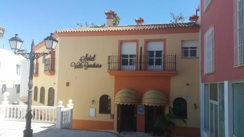 un bâtiment avec un panneau sur son côté dans l'établissement Sotel Valle Guadiaro, à Pueblo Nuevo de Guadiaro