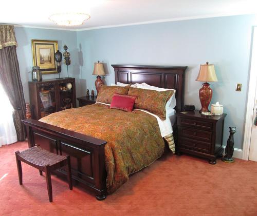 ein Schlafzimmer mit einem großen Bett, auf dem ein rotes Kissen lag in der Unterkunft VacationHouse in Ulster Park