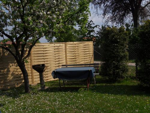 a barbecue grill in a yard next to a fence at Ferienappartements Rindfleisch in Stralsund
