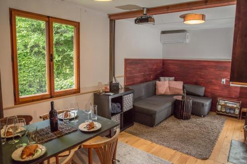 sala de estar con sofá y mesa en Mika’s Garden, en Bled