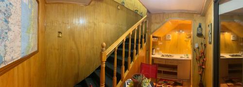 un corridoio con scala in una casa di Hostal Patagonia Marmol a Coihaique