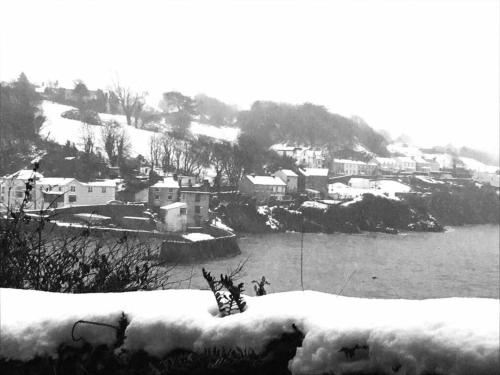 Una foto en blanco y negro de un pueblo con nieve. en Bay View B&B Glandore, en Glandore