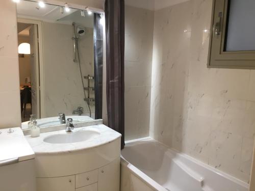 a bathroom with a sink and a bath tub at Quiet flat next to the beach in Nice