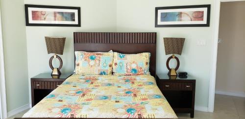 Una cama o camas en una habitación de Ocean Paradise