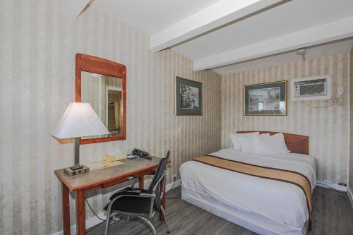 Postel nebo postele na pokoji v ubytování Canadas Best Value Inn Chinook Station