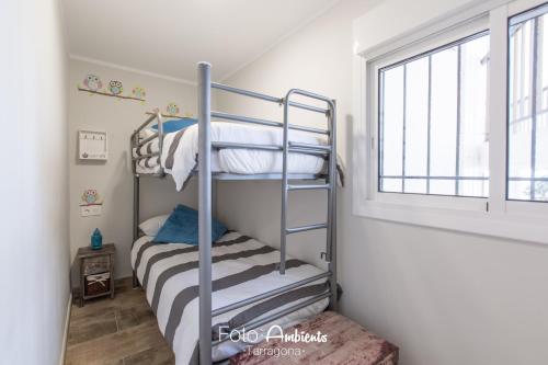 Tempat tidur susun dalam kamar di Apartamento Salou Vistas Mar - Piscina