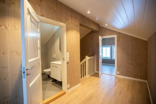 ソンダルにあるRolfhytta - Fosskamben 19の部屋に洗面台とトイレが付いたバスルーム