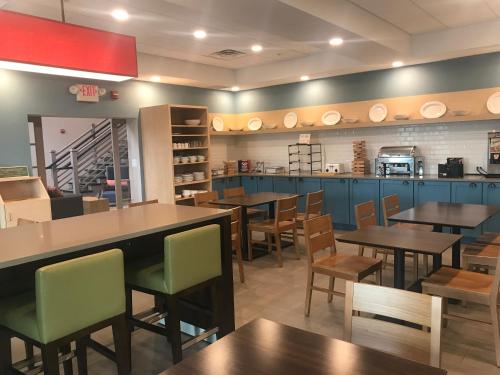a dining room with tables and chairs in a restaurant at Country Inn & Suites by Radisson, Bradenton-Lakewood-Ranch, FL in Bradenton