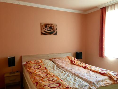 En eller flere senge i et værelse på Balaton Apartman