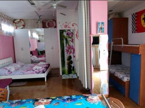 ヴルカーノにあるBaia Fenicia Apartmentのベッド2台付きの部屋、ピンクの壁のベッドルーム1室が備わります。