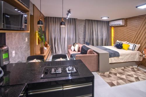 une chambre avec une cuisine et un salon dans l'établissement Edifício Time - Apto 517, à Maceió