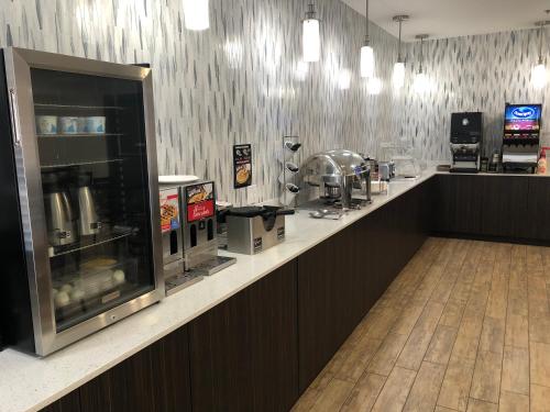 a food counter in a fast food restaurant at Baymont by Wyndham Moses Lake in Moses Lake