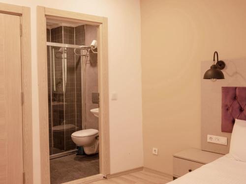 Ένα μπάνιο στο The Lola Hotel