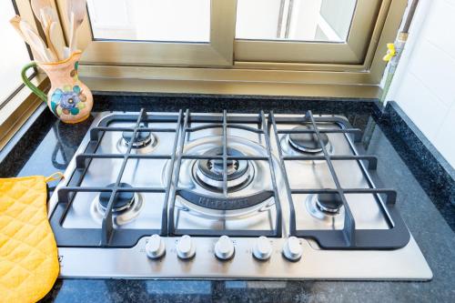 a stove top oven sitting on top of a kitchen counter at Casa Laura Follonica in Follonica