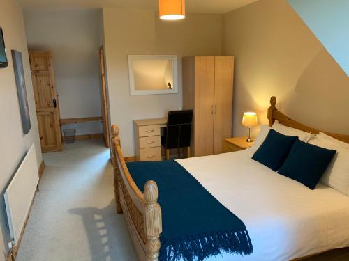 Кровать или кровати в номере Racecourse Lodge Apartment