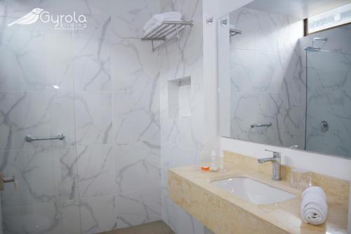 Koupelna v ubytování Gyrola Birding Hotel Boutique