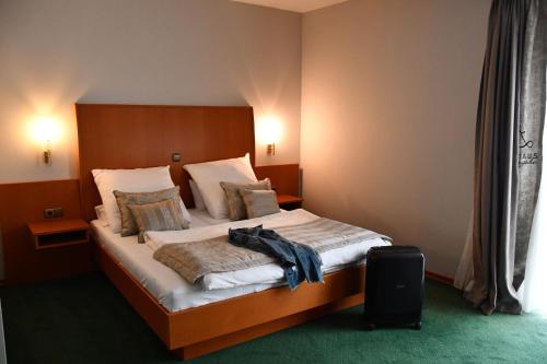 Säng eller sängar i ett rum på LANDHAUS LENGEDE Hotel