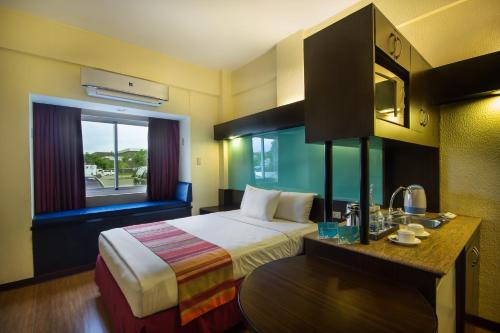 Postel nebo postele na pokoji v ubytování Microtel by Wyndham Batangas