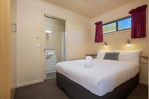 Una cama o camas en una habitación de Hamilton Caravan Park